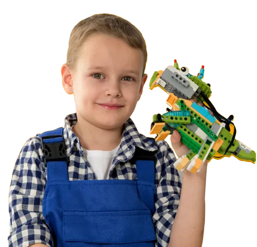 Мальчик с роботом из LEGO в руке на курсе робототехники