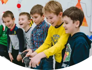Пятеро детей 6–10 лет управляют роботом на занятии по робототехнике в Лиге Роботов, Екатеринбург